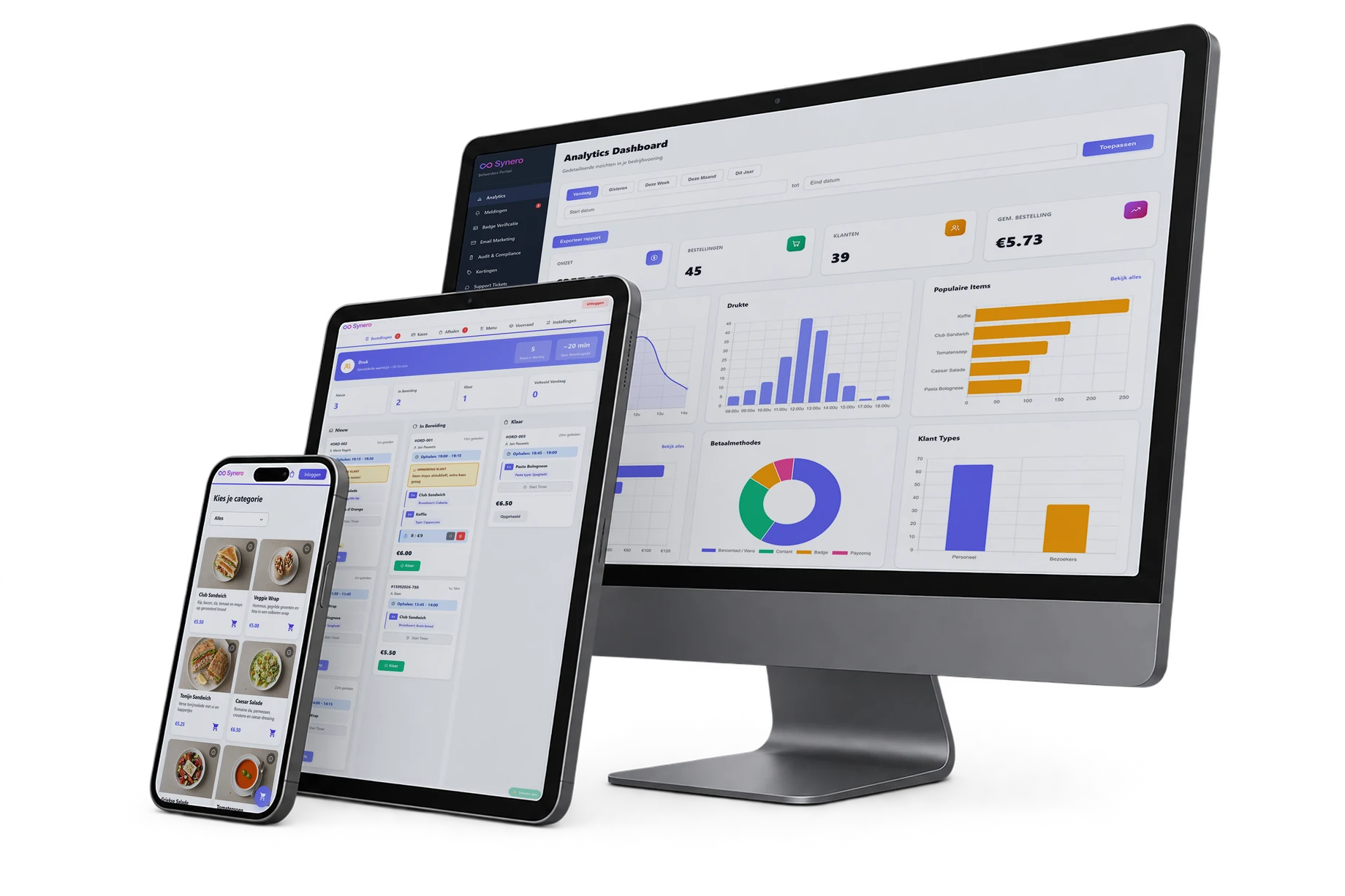 Het klantmenu, het keukenscherm en het analytics-dashboard van Synero op een telefoon, een tablet en een desktop